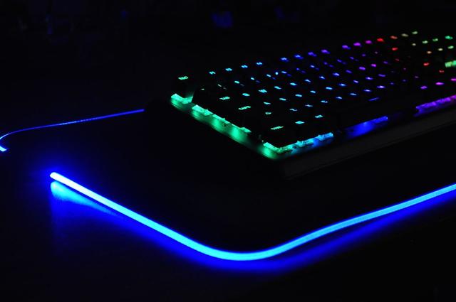 鼠标垫加灯效只有干了正事，赛睿QCK?新品评测