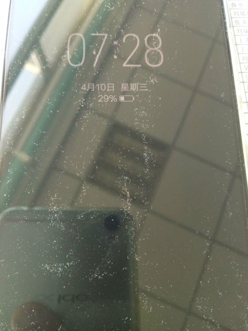 屏幕粘灰尘太厉害了 这是缺陷