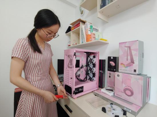 520妹子装了一台粉色主机向男朋友求婚：我又一次相信该死的爱情