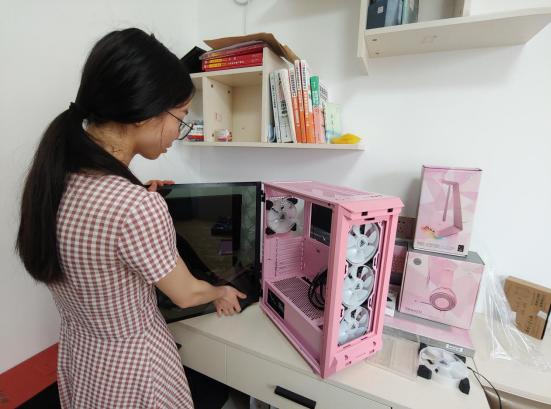 520妹子装了一台粉色主机向男朋友求婚：我又一次相信该死的爱情