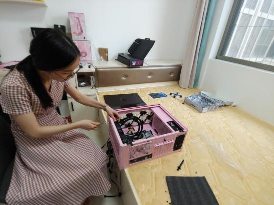 520妹子装了一台粉色主机向男朋友求婚：我又一次相信该死的爱情