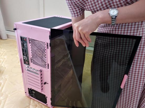 520妹子装了一台粉色主机向男朋友求婚：我又一次相信该死的爱情