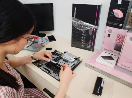 520妹子装了一台粉色主机向男朋友求婚：我又一次相信该死的爱情