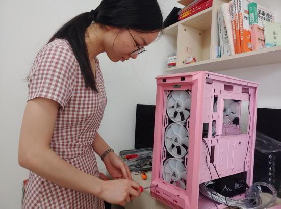 520妹子装了一台粉色主机向男朋友求婚：我又一次相信该死的爱情