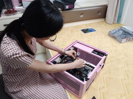 520妹子装了一台粉色主机向男朋友求婚：我又一次相信该死的爱情