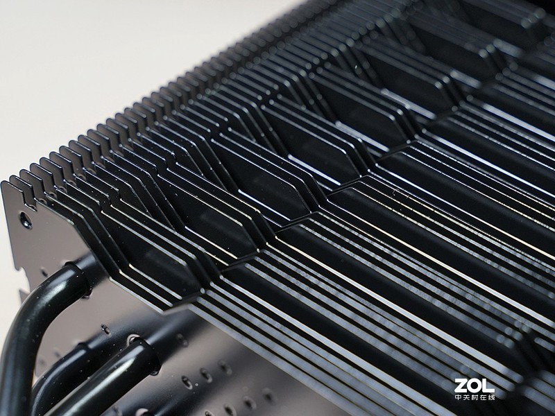 反光污染！无光主机搞测试：千元级新军RX590GME比对RX580