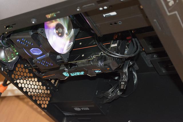 比普通电源多一个Hybrid按键，酷妈V550 Gold电源装机分享