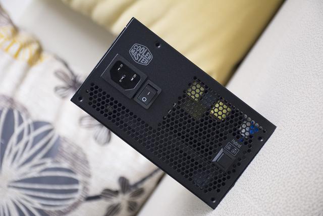 比普通电源多一个Hybrid按键，酷妈V550 Gold电源装机分享