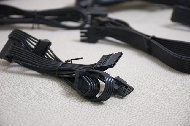 比普通电源多一个Hybrid按键，酷妈V550 Gold电源装机分享