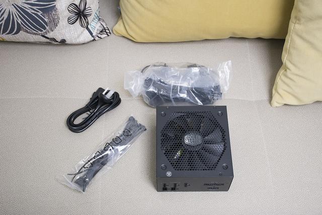 比普通电源多一个Hybrid按键，酷妈V550 Gold电源装机分享