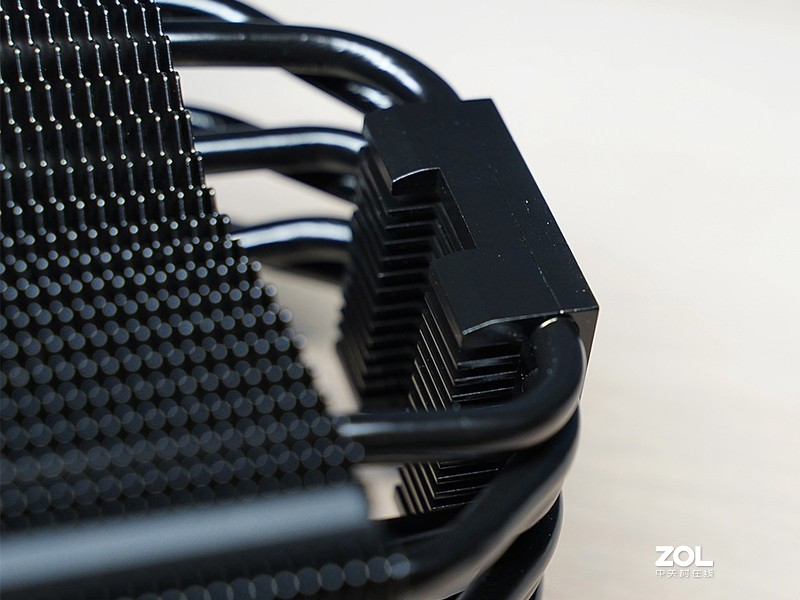 反光污染！无光主机搞测试：千元级新军RX590GME比对RX580