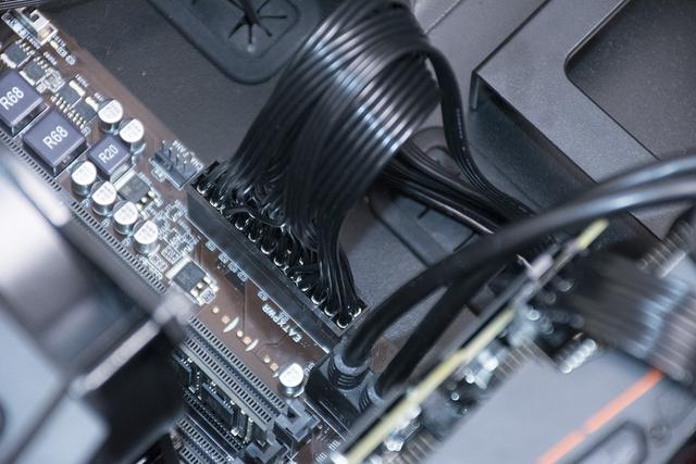 比普通电源多一个Hybrid按键，酷妈V550 Gold电源装机分享