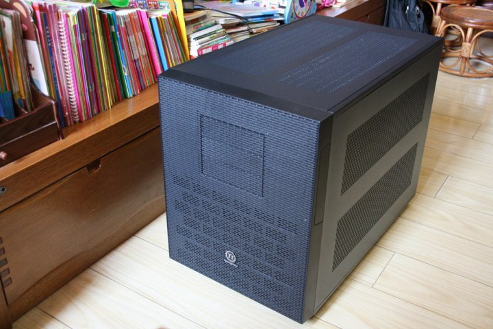 拿到手发现 Tt Core X9很大，真的是非常的霸气