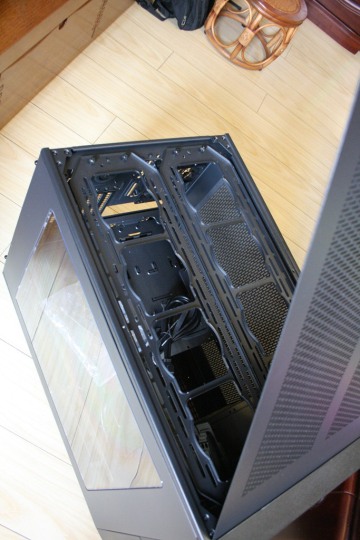 拿到手发现 Tt Core X9很大，真的是非常的霸气