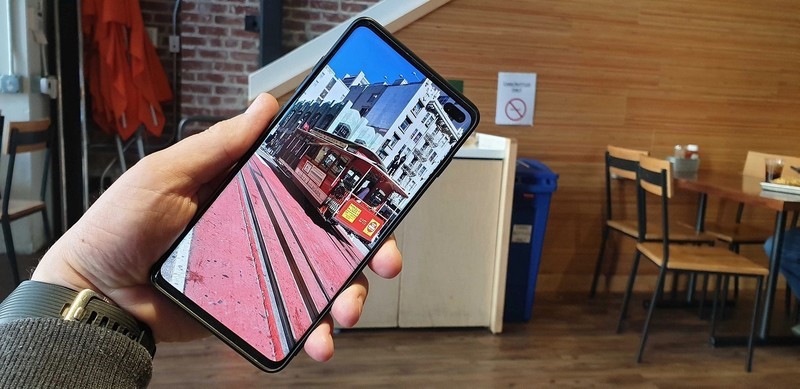 星空体育平台Galaxy S10可以设置隐藏前置摄像头挖孔功能