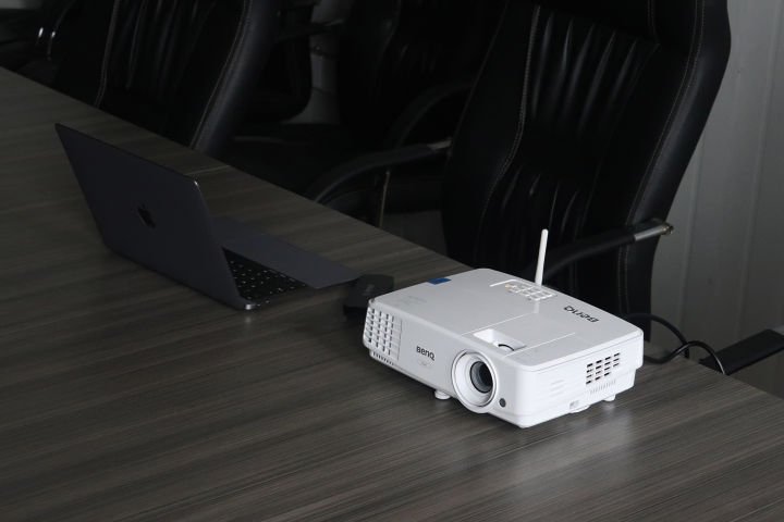 别说，这款商务投影真好用——明基E500智能商务投影仪体验