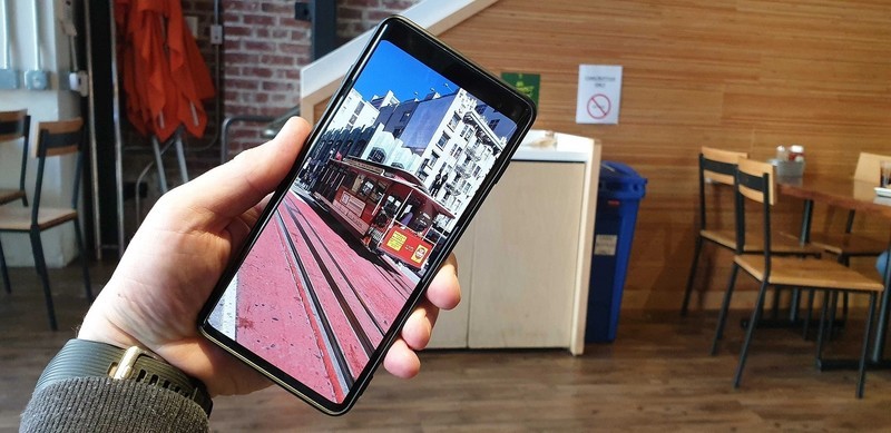 星空体育平台Galaxy S10可以设置隐藏前置摄像头挖孔功能