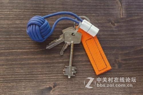 这个超迷你移动电源可以拴在钥匙上
