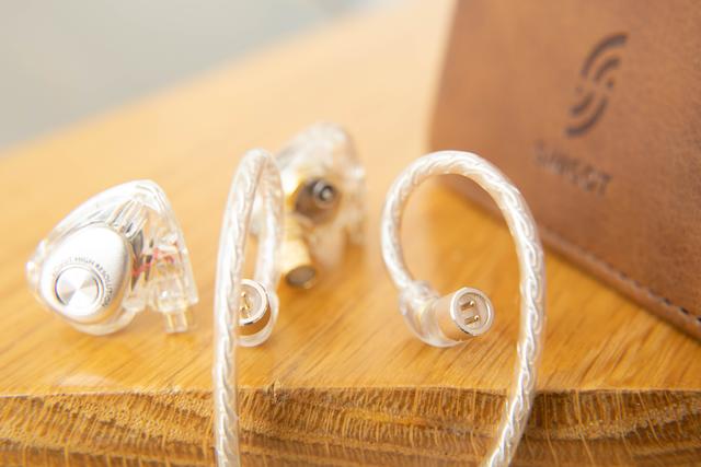 洛神EM2圈铁耳机开箱——有颜，音好，可升级