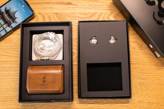 洛神EM2圈铁耳机开箱——有颜，音好，可升级