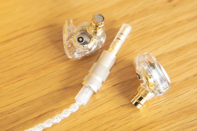 洛神EM2圈铁耳机开箱——有颜，音好，可升级