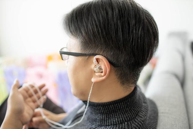 洛神EM2圈铁耳机开箱——有颜，音好，可升级