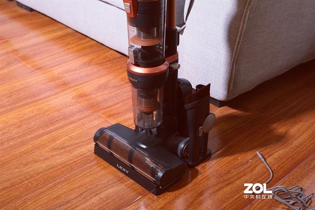 还在傻傻的擦书架?莱克立式吸尘器一机多用轻松搞定高处清洁