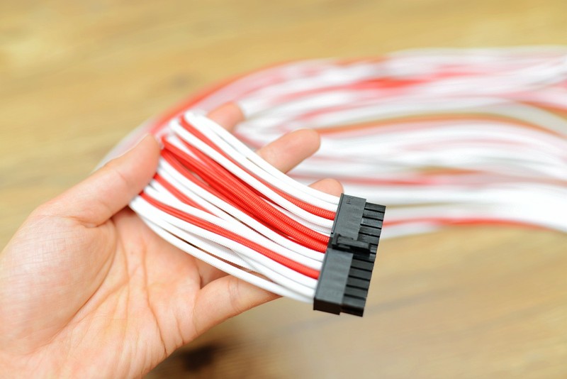 小机箱也玩定制线，碳立方搭配先马750W金牌