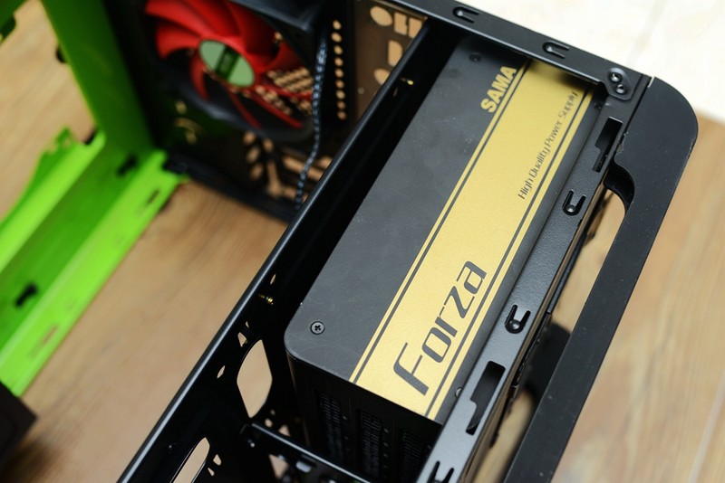 小机箱也玩定制线，碳立方搭配先马750W金牌