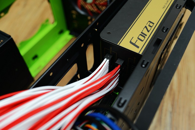 小机箱也玩定制线，碳立方搭配先马750W金牌