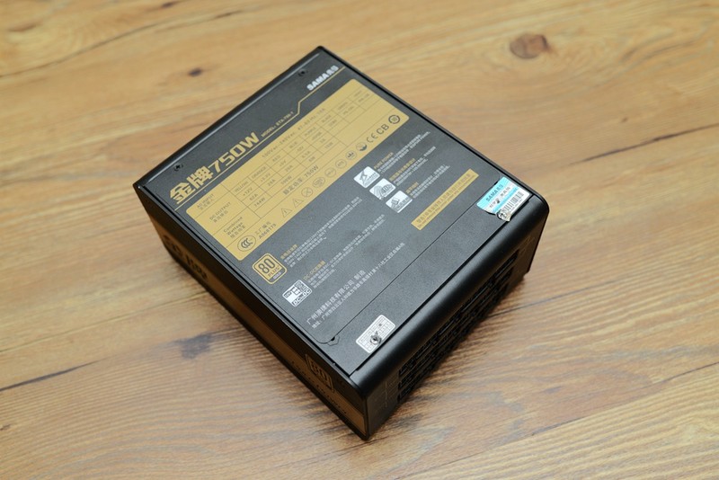 小机箱也玩定制线，碳立方搭配先马750W金牌