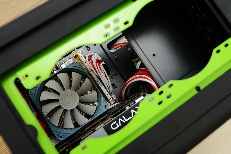 小机箱也玩定制线，碳立方搭配先马750W金牌