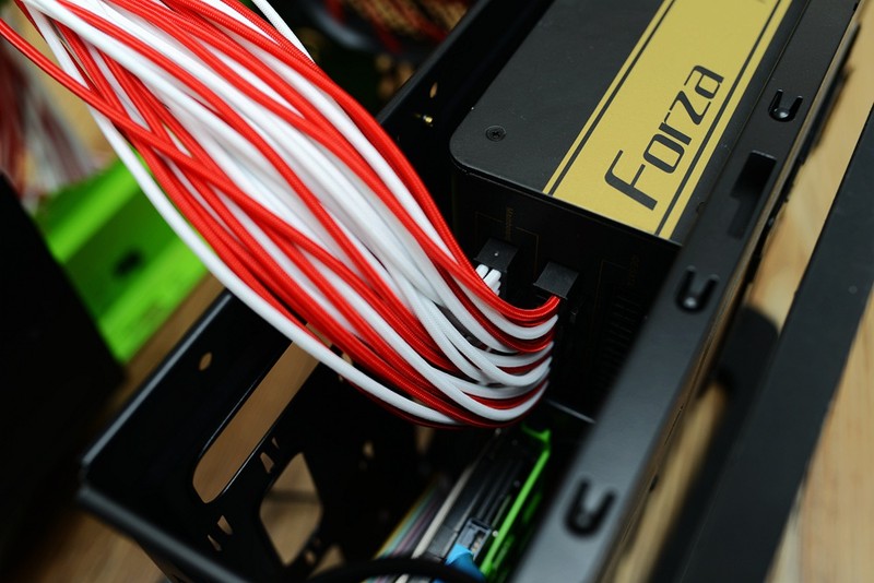 小机箱也玩定制线，碳立方搭配先马750W金牌