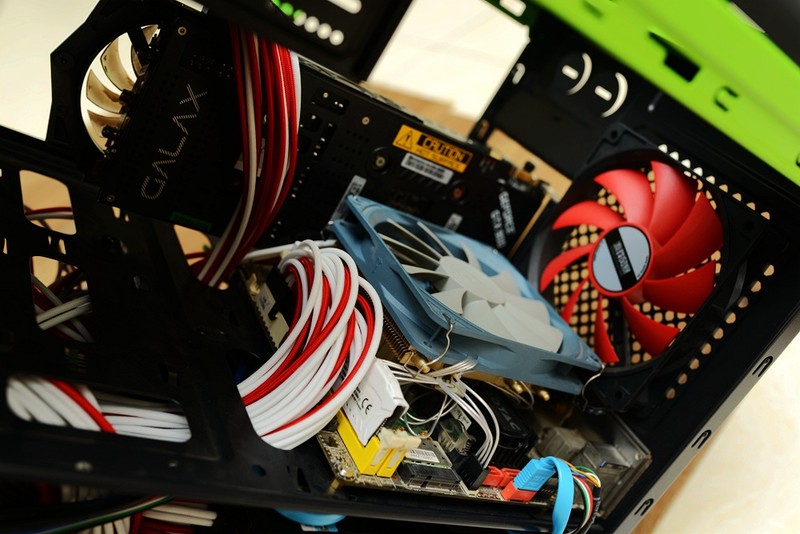 小机箱也玩定制线，碳立方搭配先马750W金牌