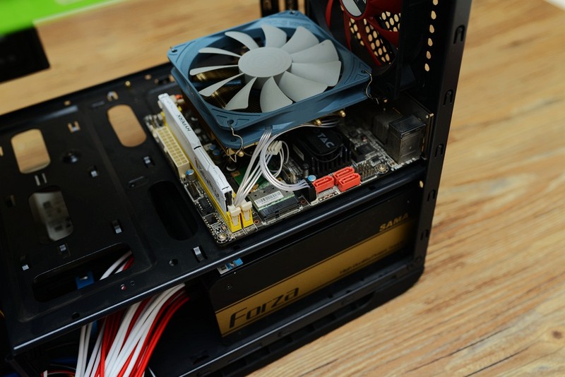 小机箱也玩定制线，碳立方搭配先马750W金牌