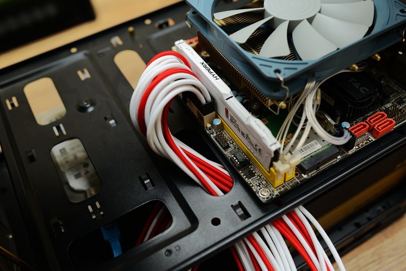 小机箱也玩定制线，碳立方搭配先马750W金牌