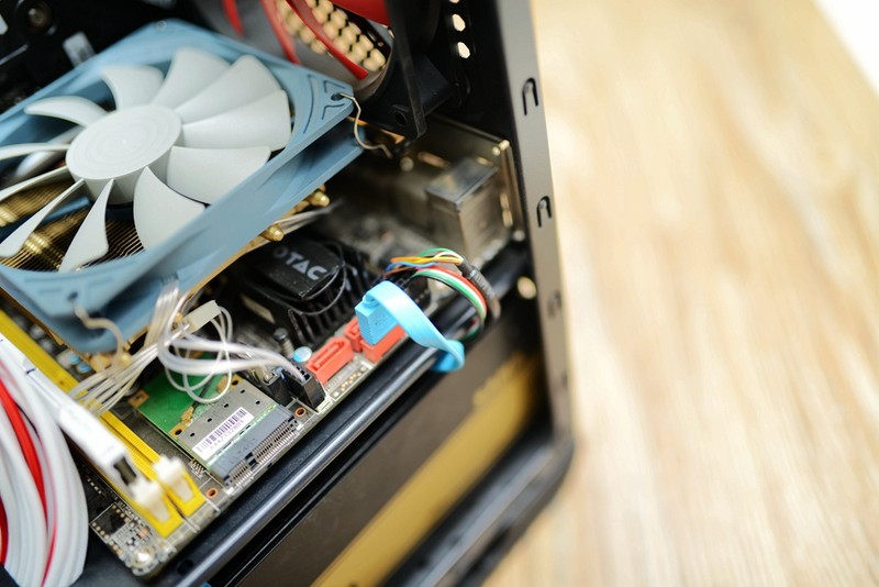 小机箱也玩定制线，碳立方搭配先马750W金牌