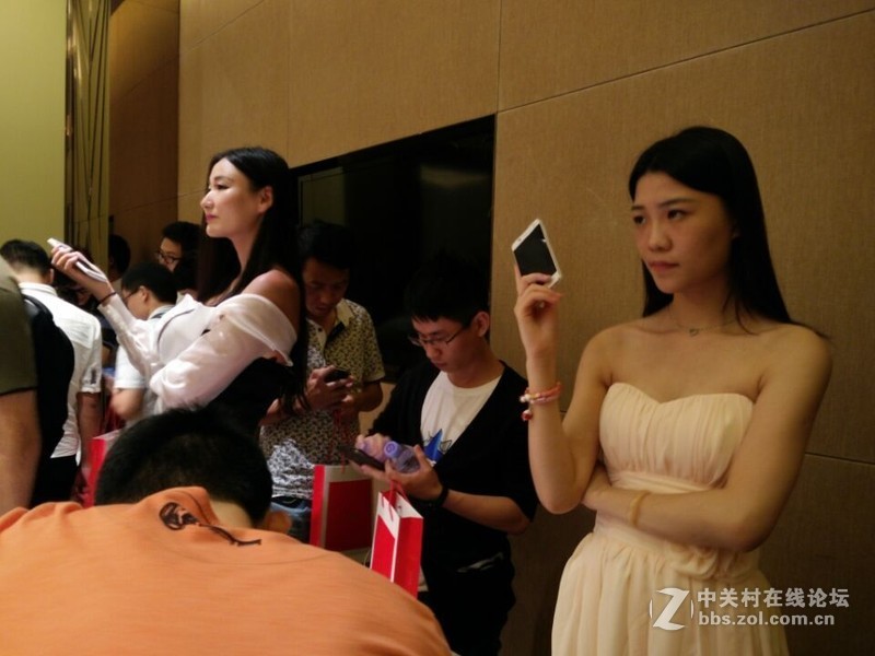 #国民良品发布会# 小辣椒9真机图赏，够不够辣？（有妹子）