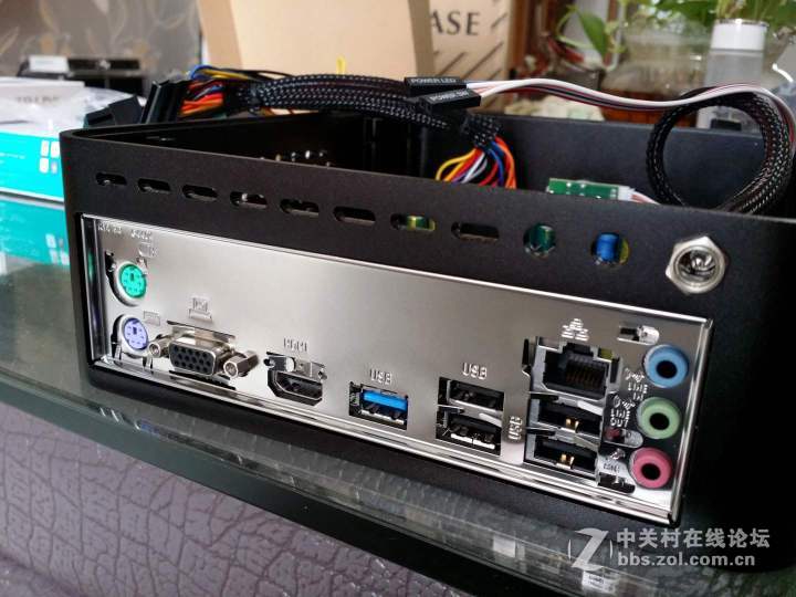 【DIY】入手明基不闪屏GW2760HS，搭配立人“壁挂”小机箱