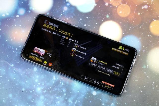 艺术般的“挖孔屏”，是技术实力的展现，还是寻求突破中的改变