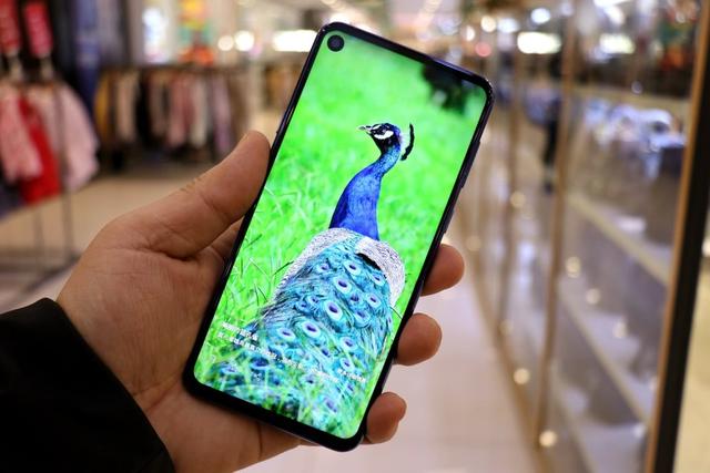 艺术般的“挖孔屏”，是技术实力的展现，还是寻求突破中的改变