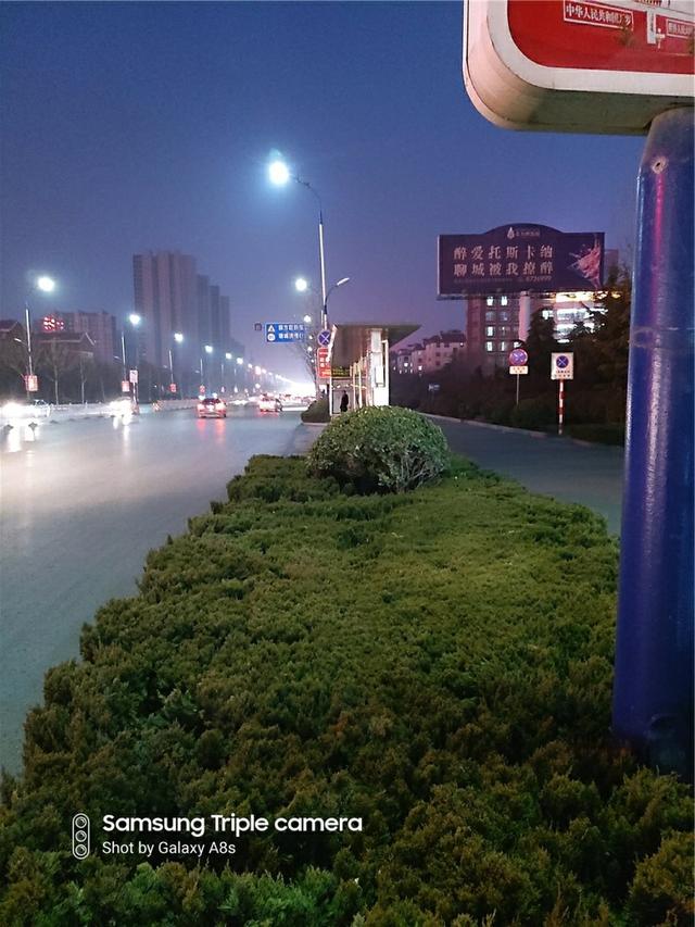 艺术般的“挖孔屏”，是技术实力的展现，还是寻求突破中的改变