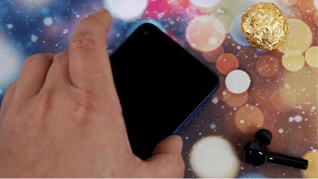 艺术般的“挖孔屏”，是技术实力的展现，还是寻求突破中的改变