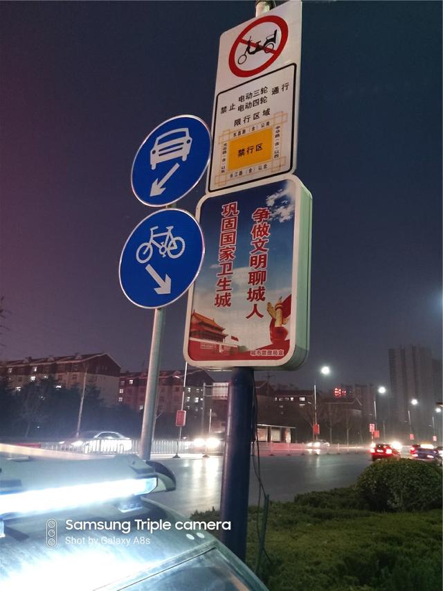 艺术般的“挖孔屏”，是技术实力的展现，还是寻求突破中的改变