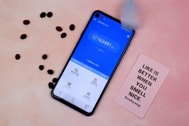 艺术般的“挖孔屏”，是技术实力的展现，还是寻求突破中的改变