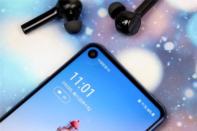 艺术般的“挖孔屏”，是技术实力的展现，还是寻求突破中的改变