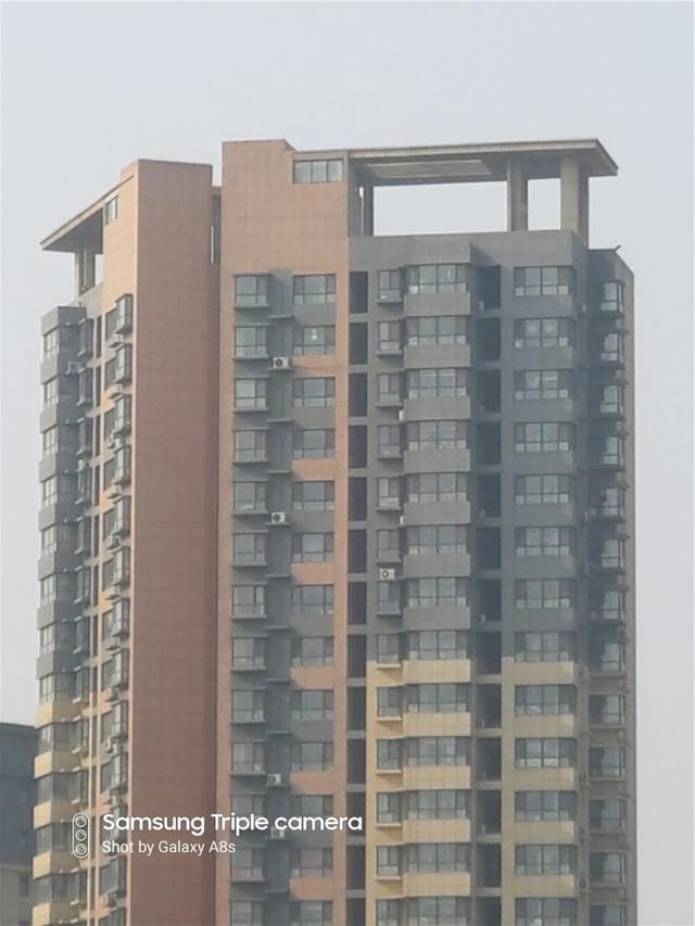 艺术般的“挖孔屏”，是技术实力的展现，还是寻求突破中的改变