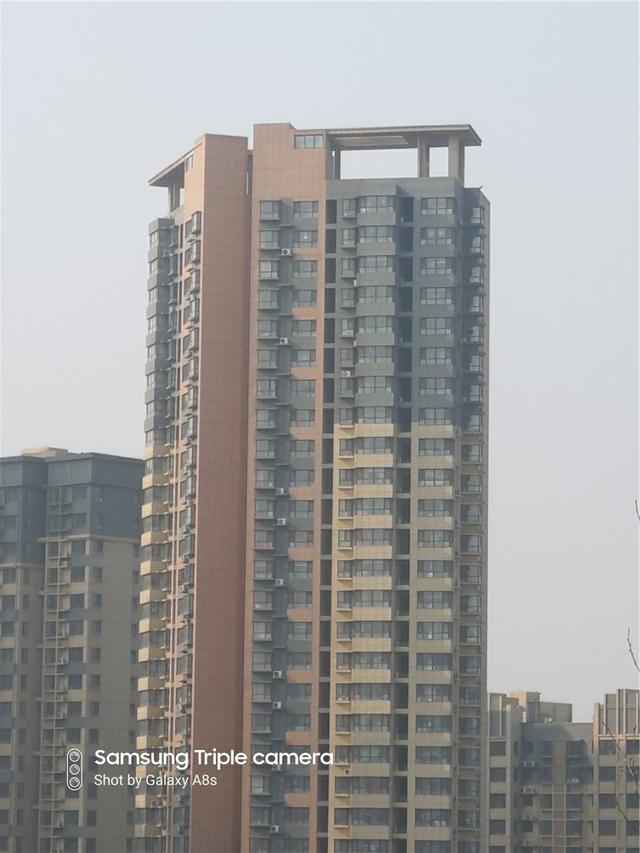 艺术般的“挖孔屏”，是技术实力的展现，还是寻求突破中的改变