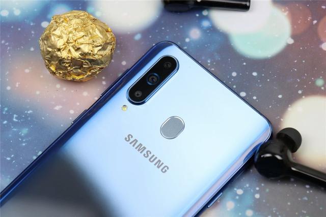 艺术般的“挖孔屏”，是技术实力的展现，还是寻求突破中的改变