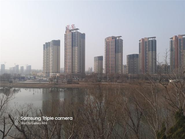 艺术般的“挖孔屏”，是技术实力的展现，还是寻求突破中的改变